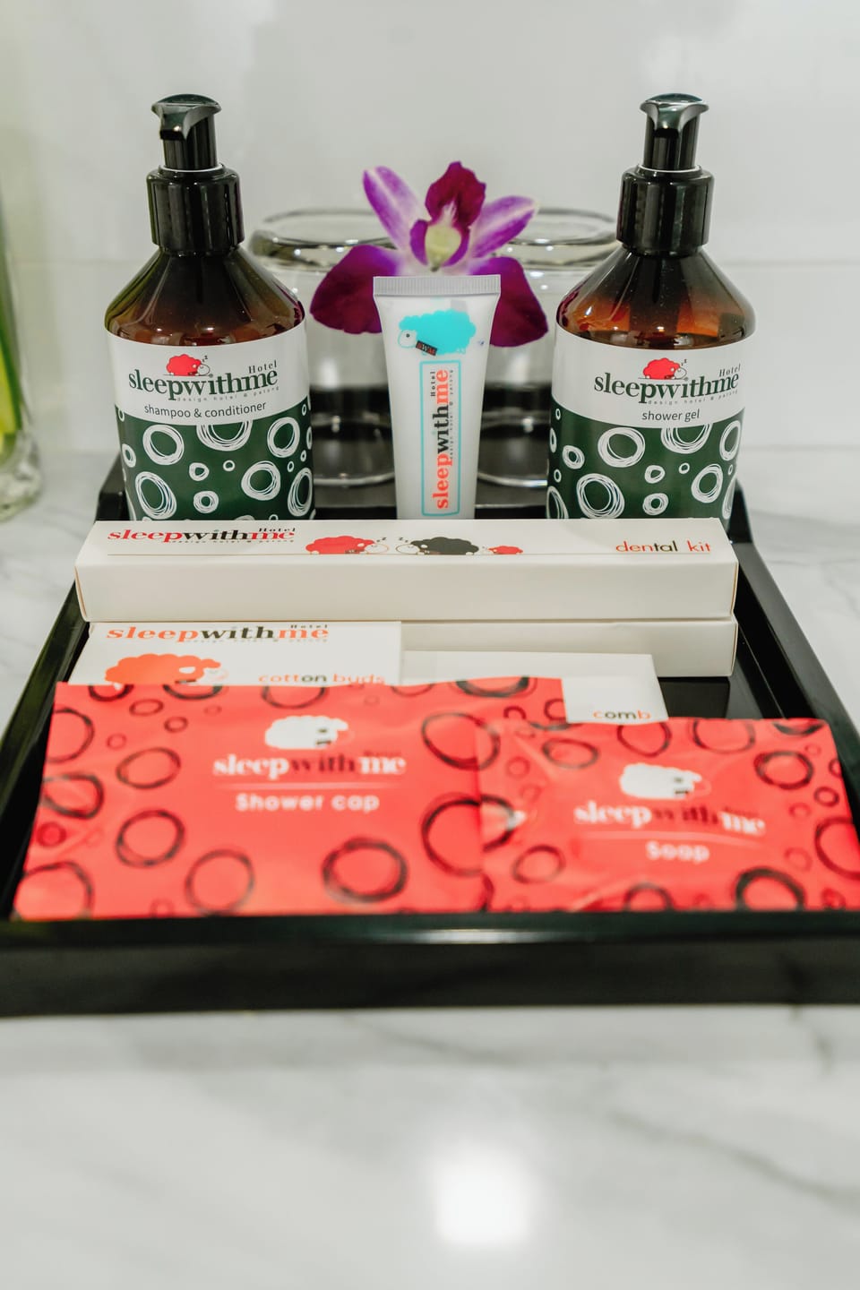 Suite | Bathroom | Shower, free toiletries, hair dryer, slippers