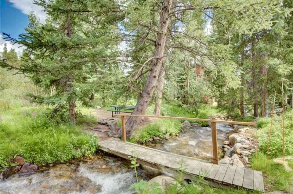 Antlers lodge features a communal grill & picnic table overlooking sawmill gulch