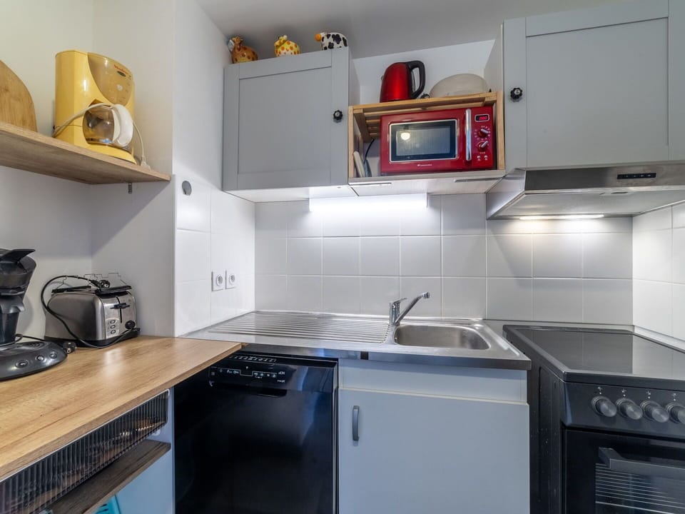 Kitchen Sink, Cabinetry, Property, Sink, Kitchen Stove, Kitchen Appliance, Kitchen, Countertop, Tap, Home Appliance