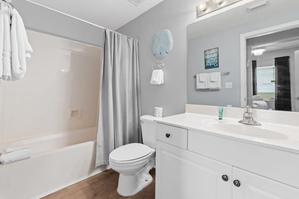 Primary Bathroom with Tub/Shower Combo