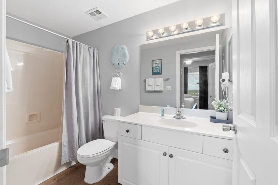 Primary Bathroom with Tub/Shower Combo
