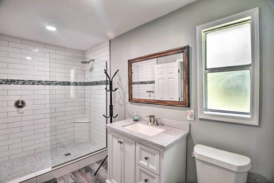 Full Bathroom | Towels Provided
