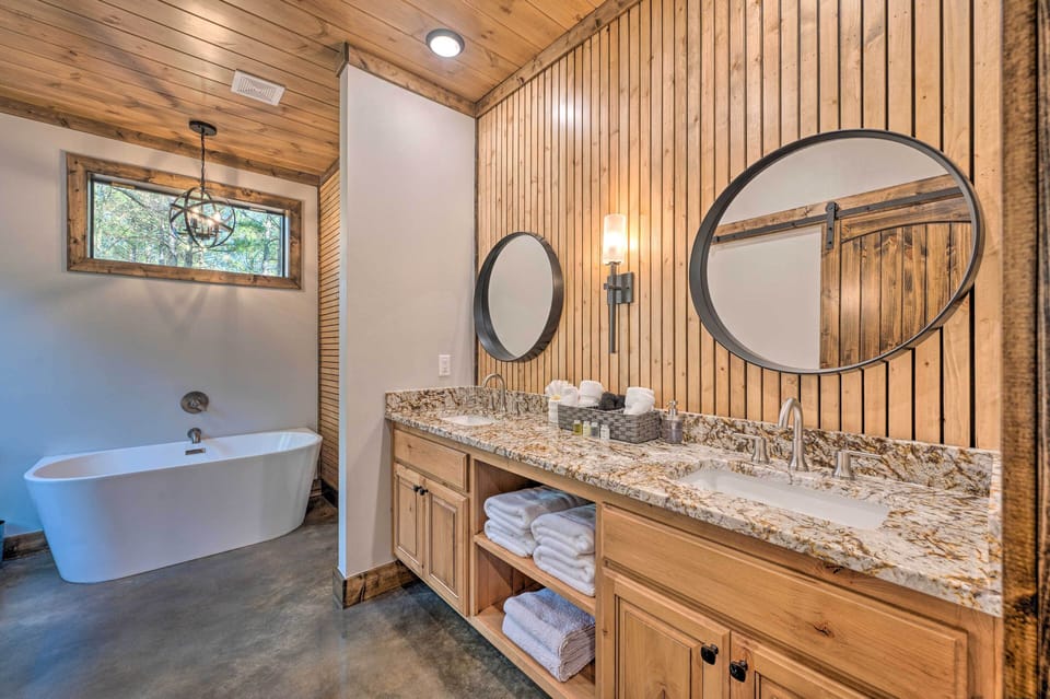 Full Bathroom | Complimentary Toiletries