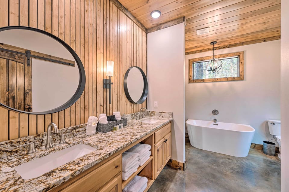 Full Bathroom | Towels Provided