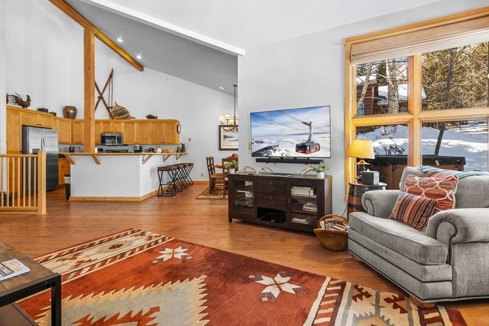 Living Room & Kitchen / Dining