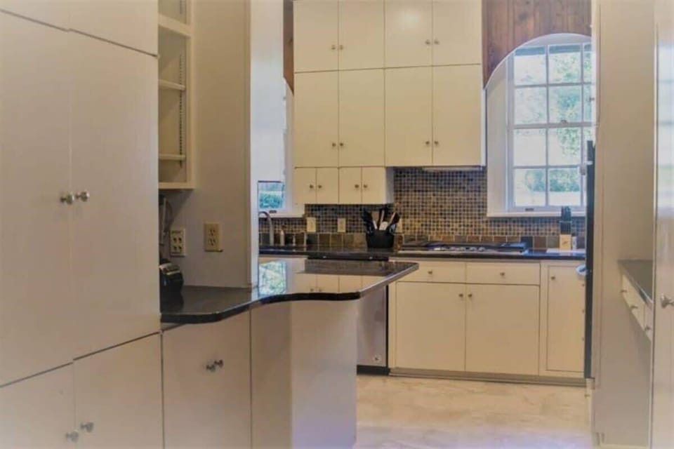 Full kitchen