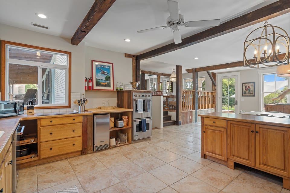 Fully equipped kitchen, microwave, dishwasher, drip coffee maker.