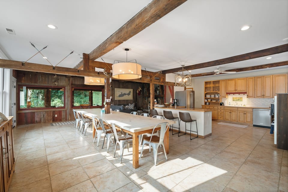 Open concept dining area to kitchen