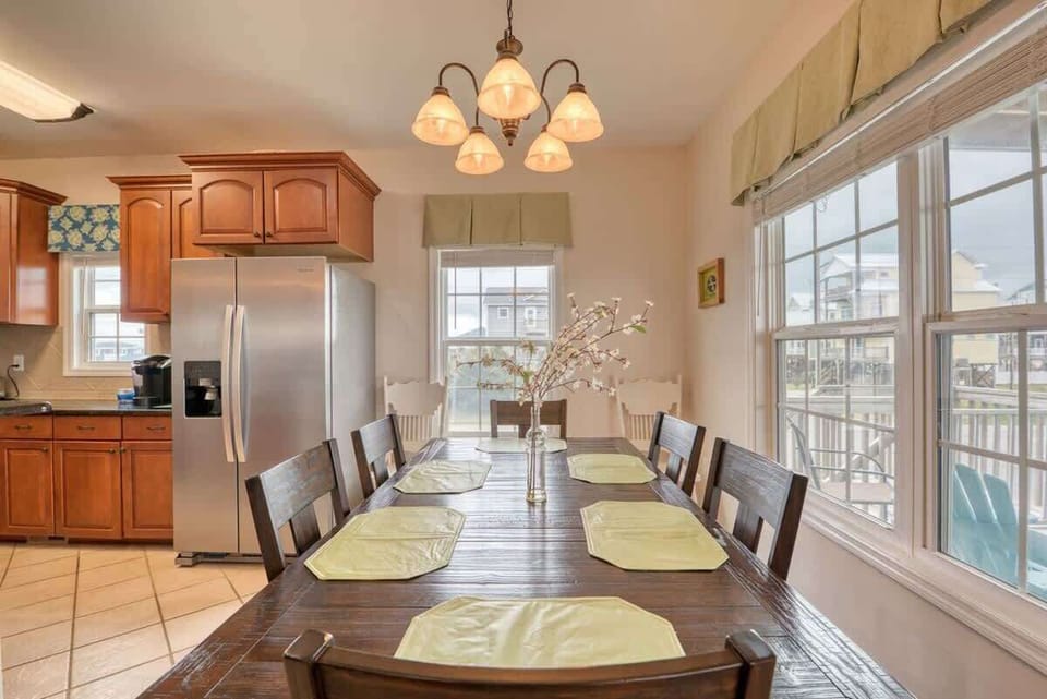Kitchen & Dining