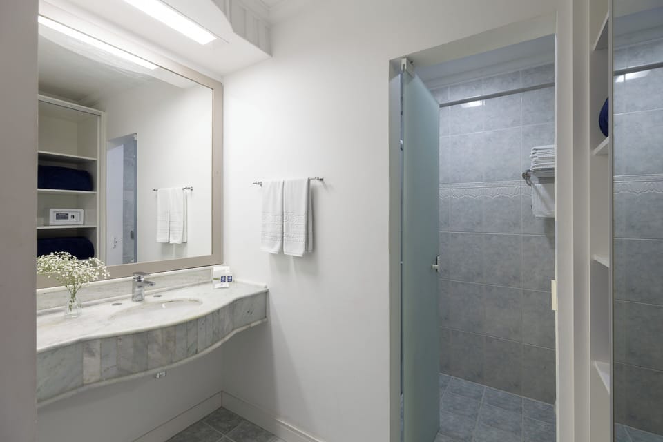 Deluxe Suite, Hot Tub | Bathroom | Shower, rainfall showerhead, free toiletries, hair dryer