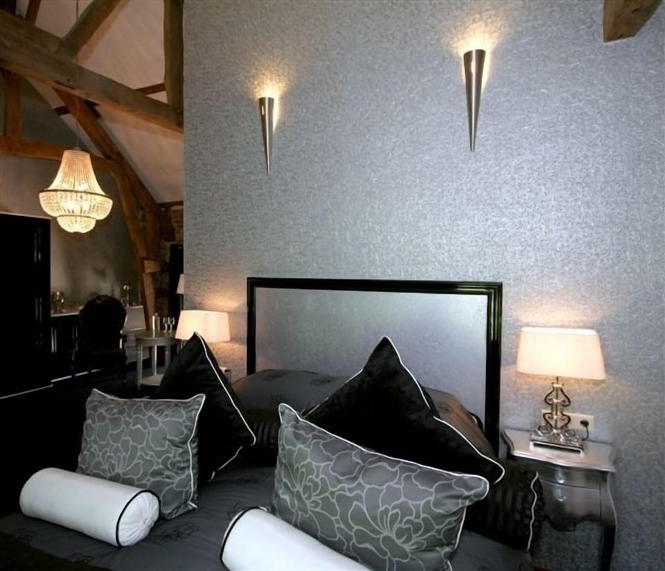Suite | In-room safe, cribs (surcharge), rollaway beds (surcharge), WiFi (free)