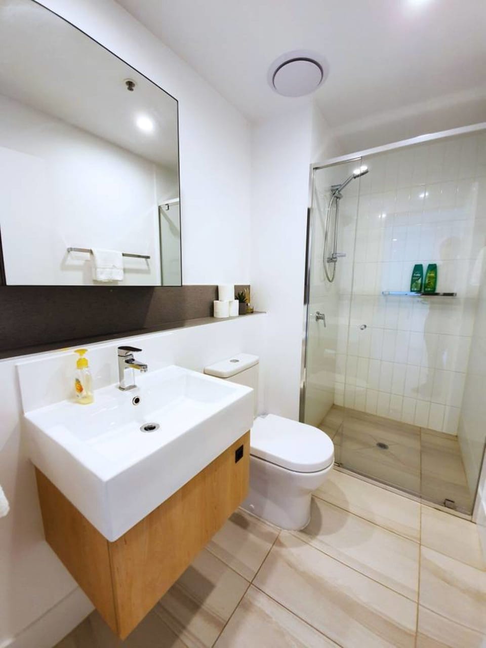 2BR Food Drink Hub Gym Pool Views Roof Terrace Apartment in Brisbane