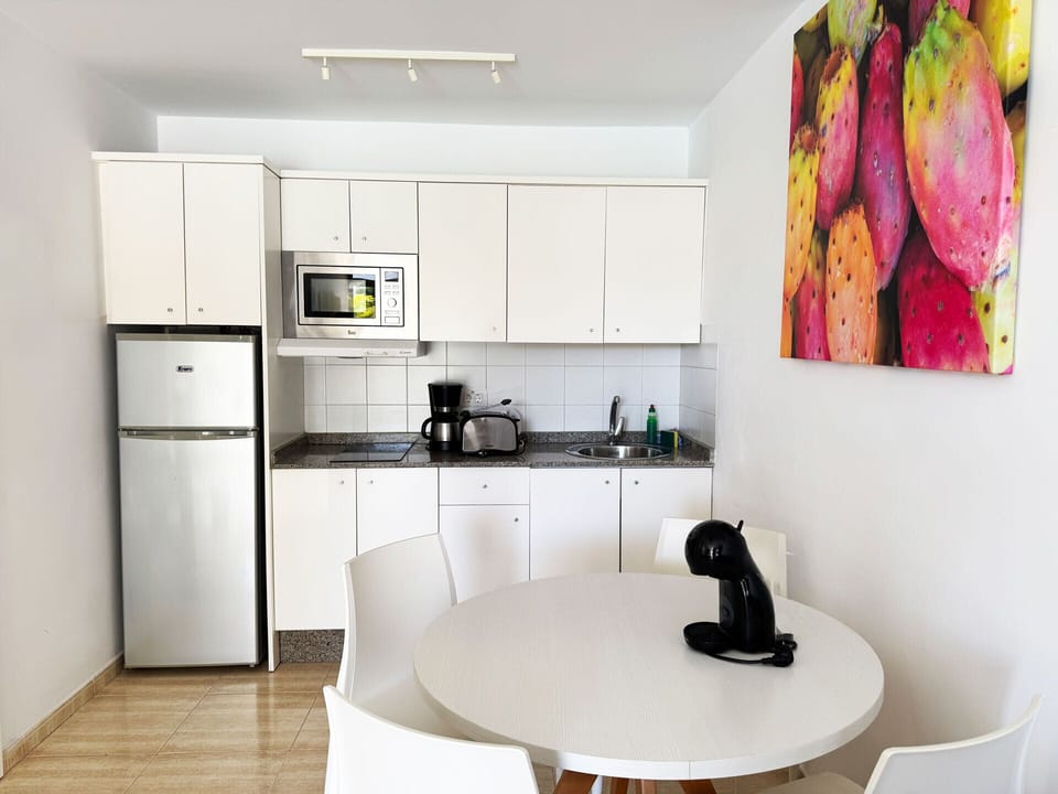 Coffee/tea maker, fridge, microwave, stovetop
