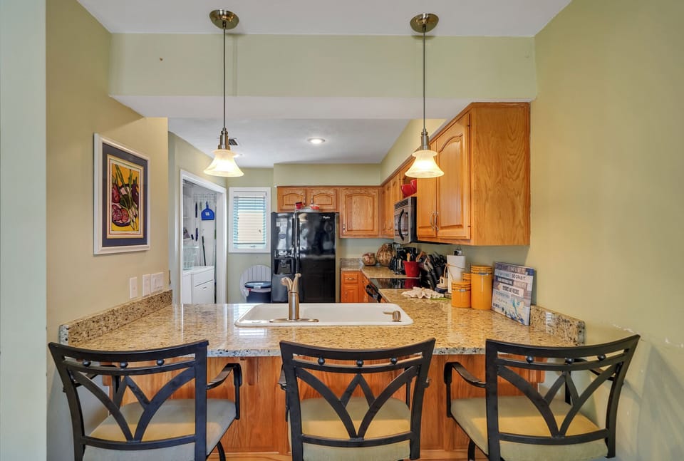 Kitchen Area - Breakfast Bar & Kitchen