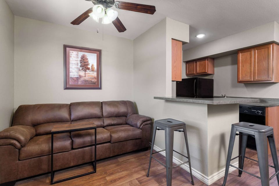 Suite, 1 Bedroom, Non Smoking | Living room | Flat-screen TV