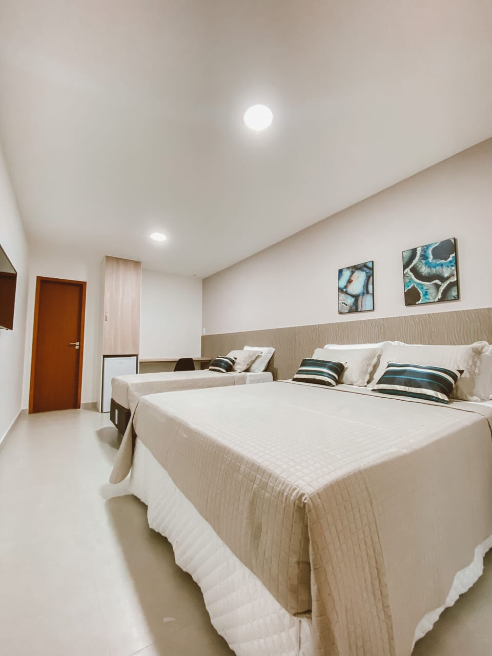 Deluxe Suite | Individually decorated, individually furnished, laptop workspace