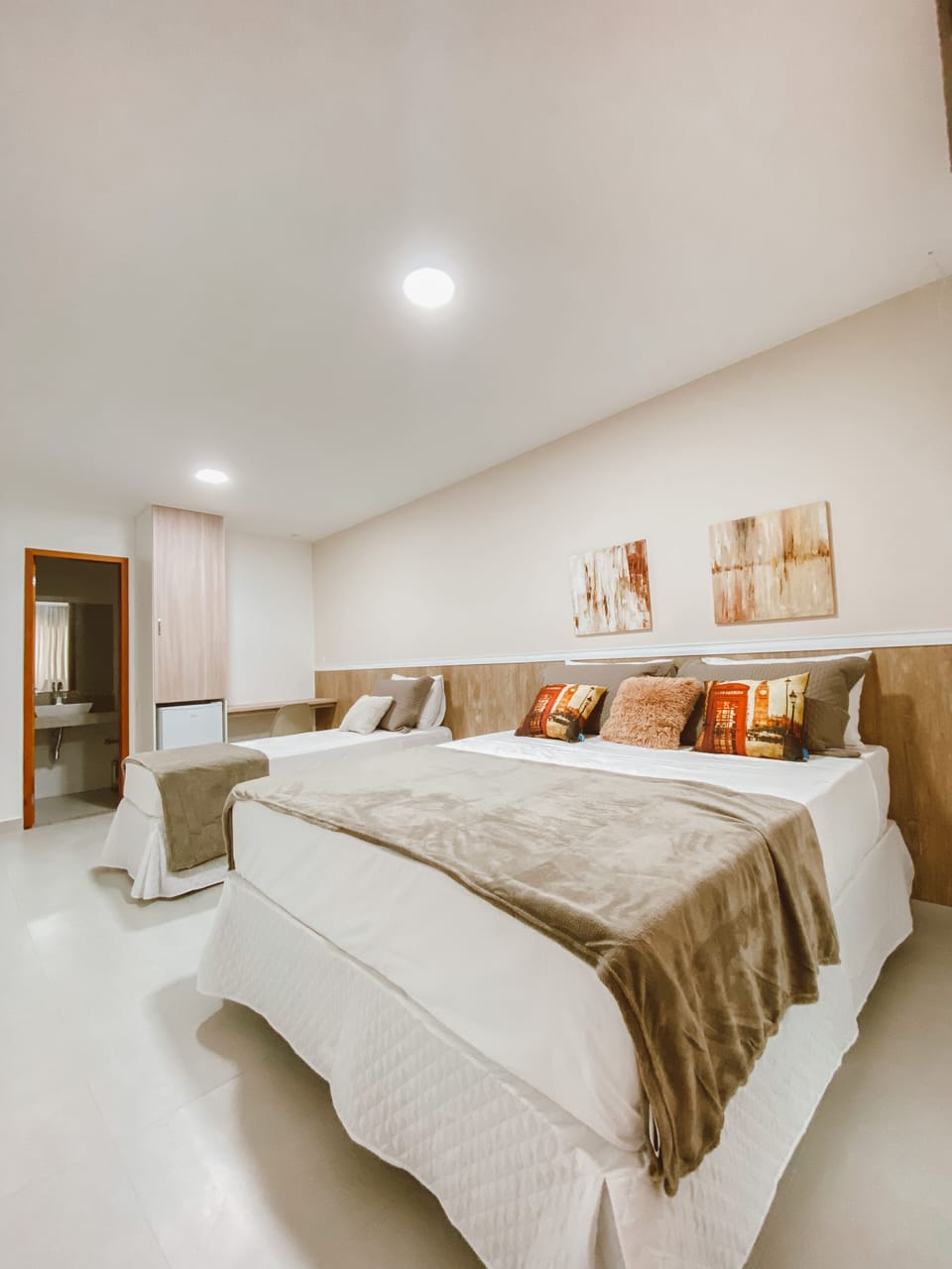 Deluxe Suite | Individually decorated, individually furnished, laptop workspace
