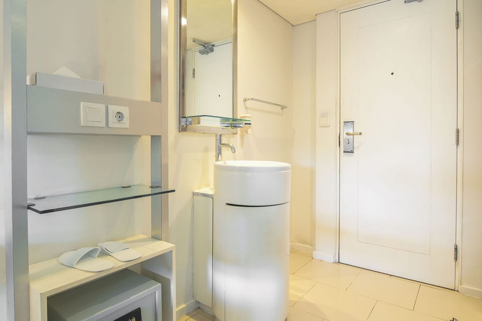 Shower, free toiletries, slippers, bidet