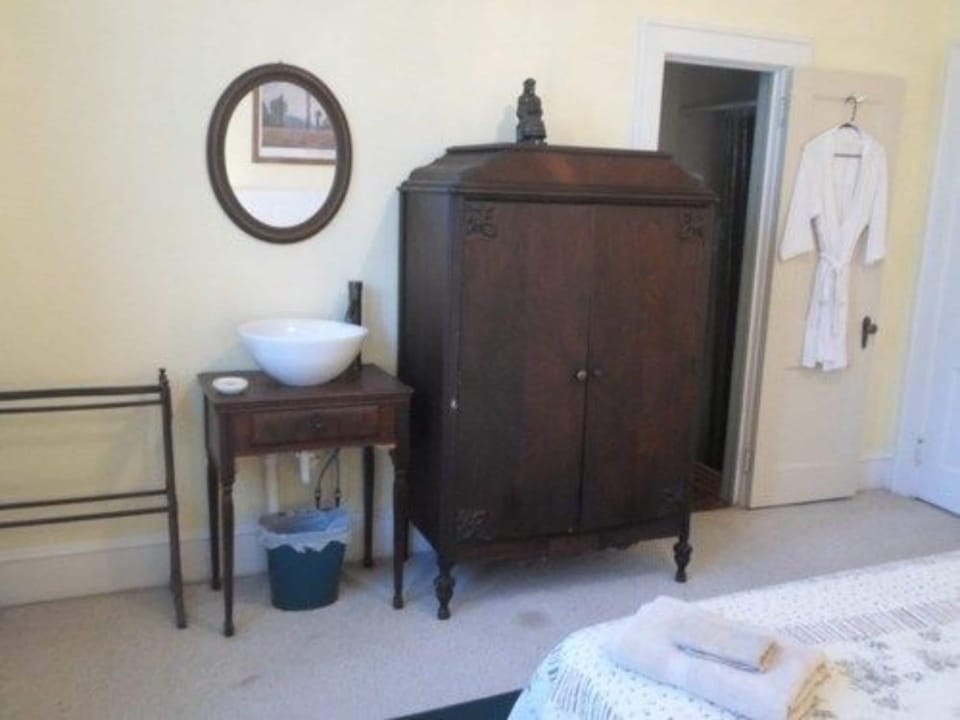 Superior Double Room, 1 Queen Bed, Non Smoking, Garden View | Desk, laptop workspace, iron/ironing board (on request), WiFi (free)