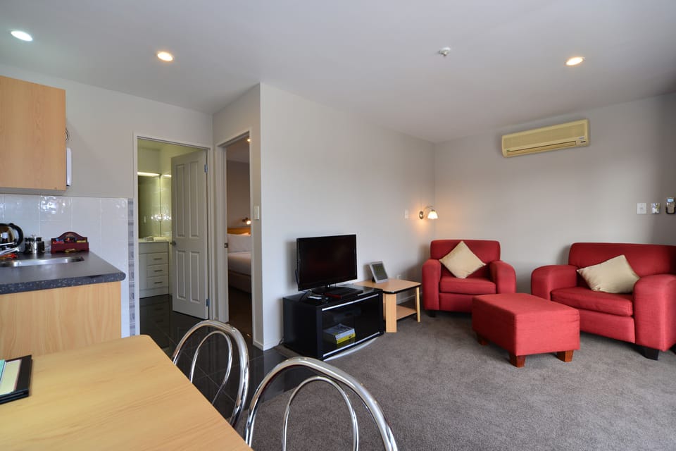 Deluxe Suite | Living area | 32-inch LCD TV with satellite channels, TV, pay movies
