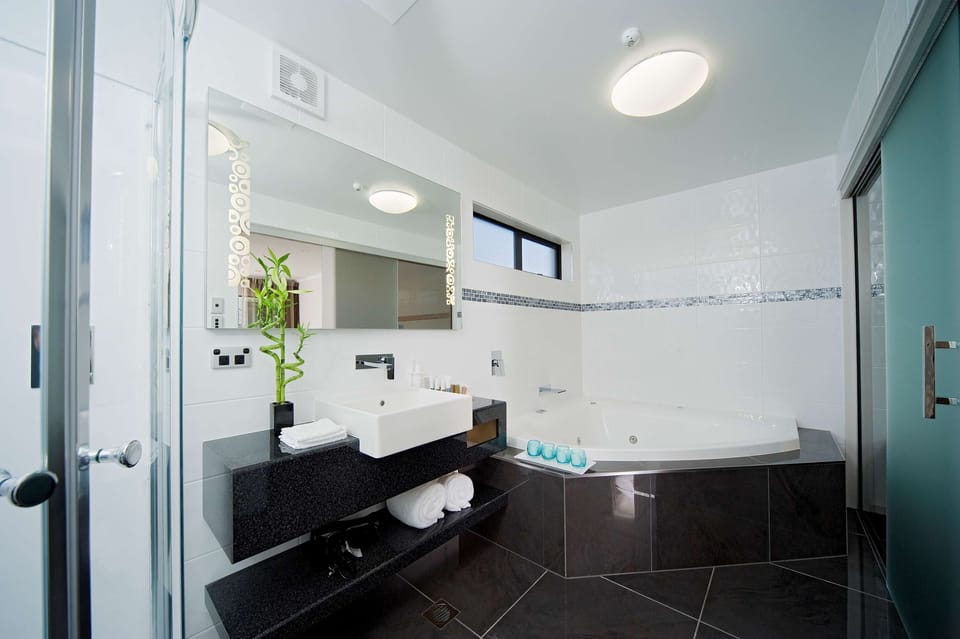 Premium Studio - Spa | Bathroom | Free toiletries, hair dryer, towels, soap