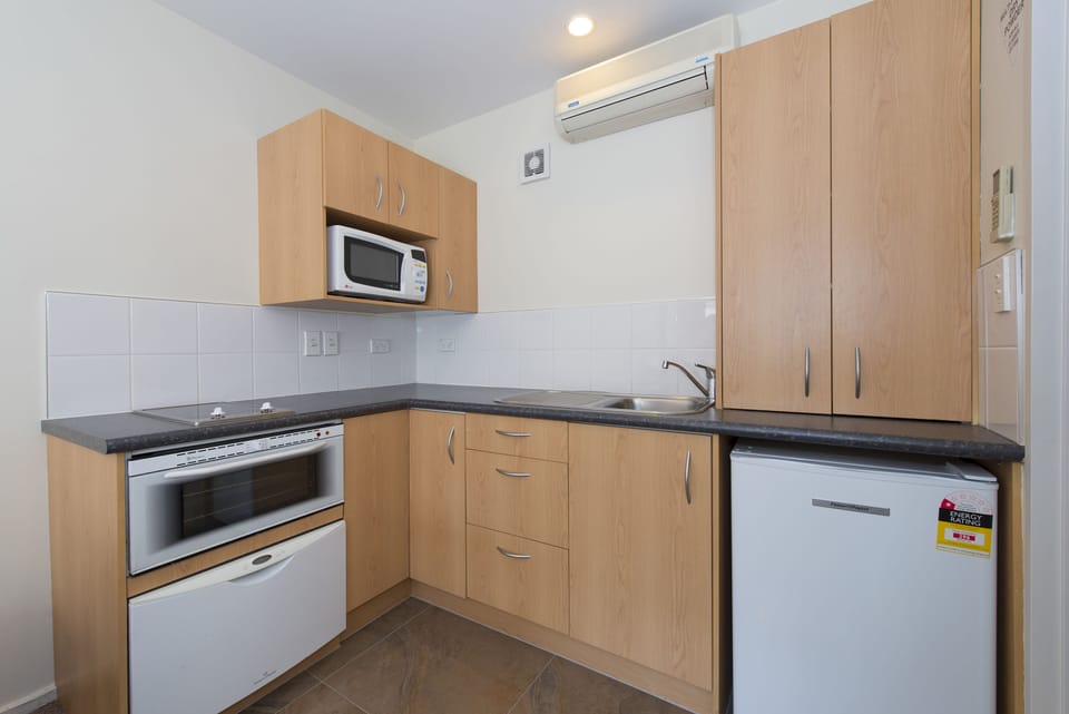 Coffee/tea maker, fridge, electric kettle