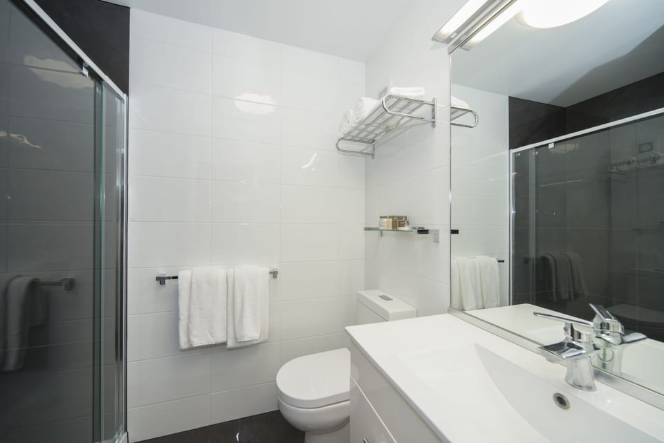 One Bedroom Suite | Bathroom | Free toiletries, hair dryer, towels, soap