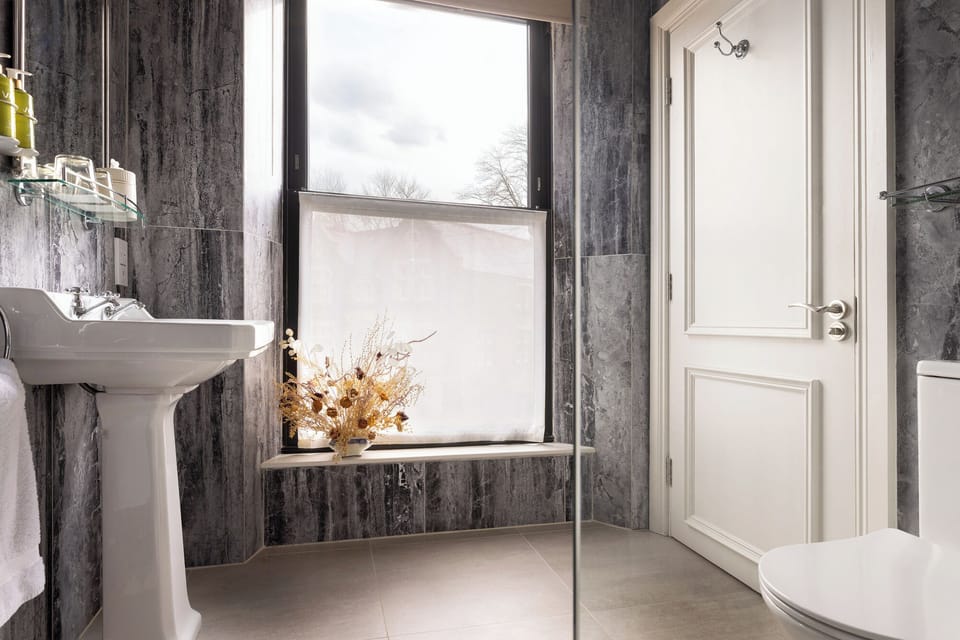 Signature Deluxe Room | Bathroom | Hair dryer, towels, soap, shampoo