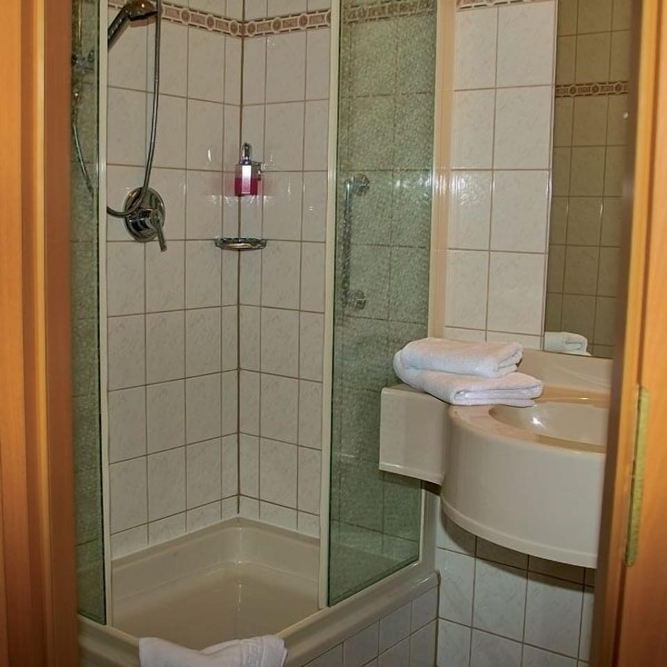 Standard Double Room | Bathroom | Shower, towels