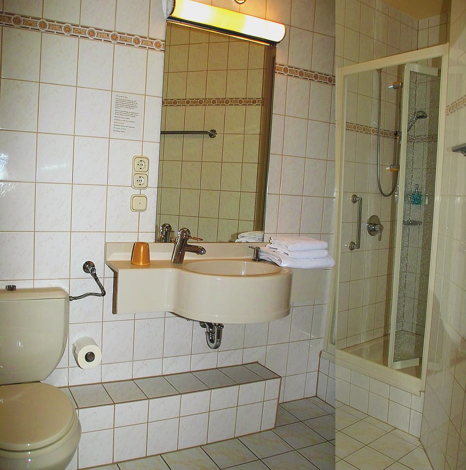 Standard Single Room | Bathroom | Shower, towels