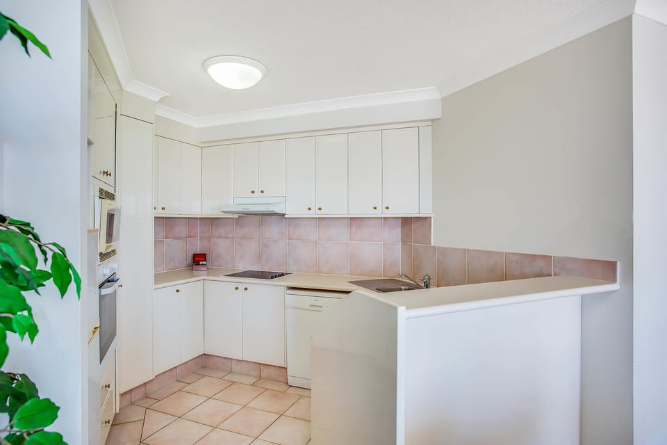 Coffee/tea maker, fridge, microwave, stovetop