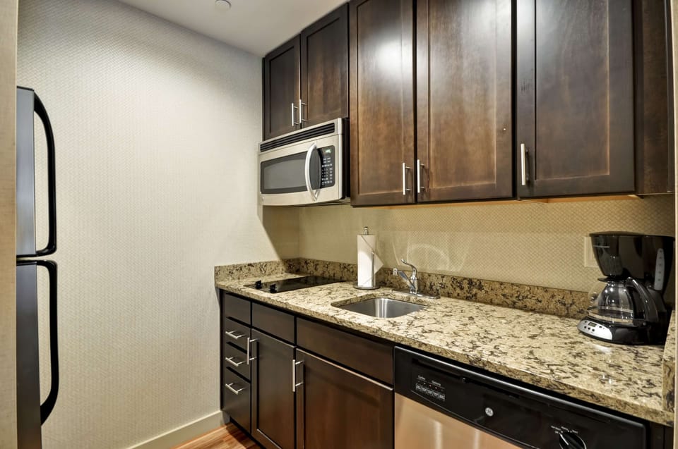 Fridge, microwave, stovetop, dishwasher