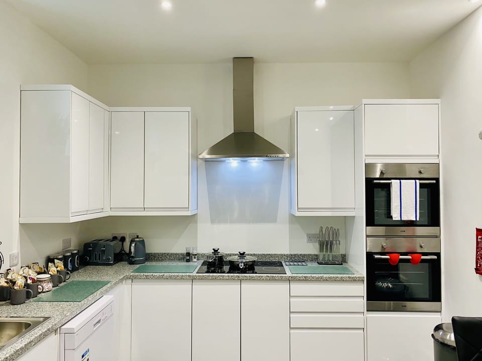 Executive House, Ensuite, City View | Shared kitchen