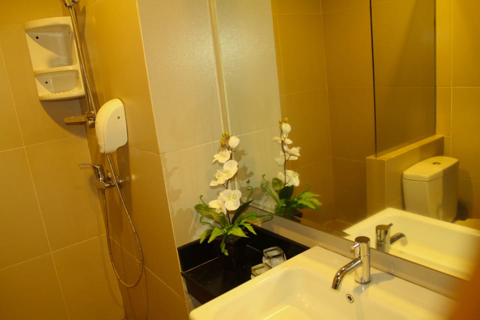 Superior Room | Bathroom | Shower, towels