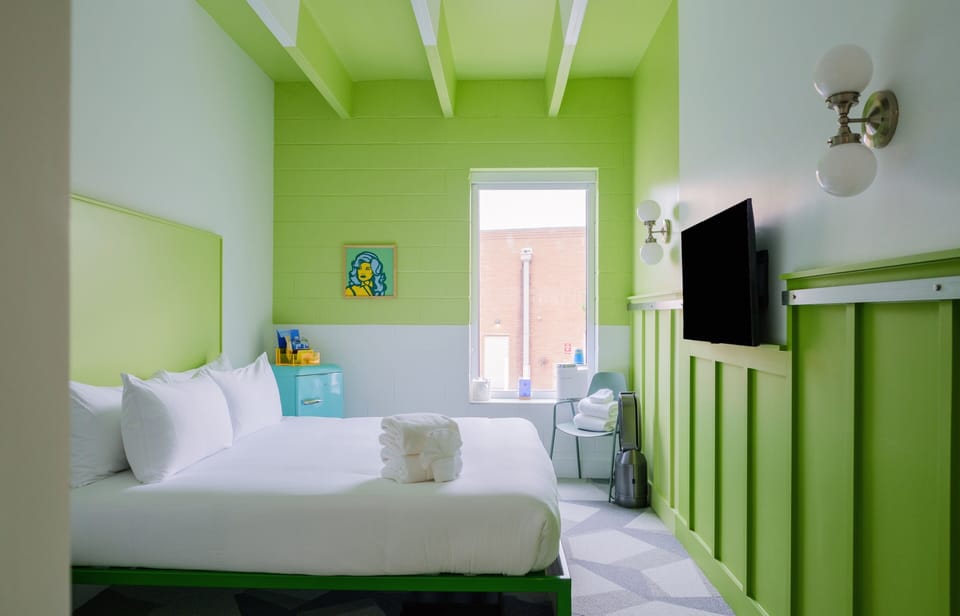 Room 217: Classic King | Hypo-allergenic bedding, soundproofing, free WiFi, bed sheets