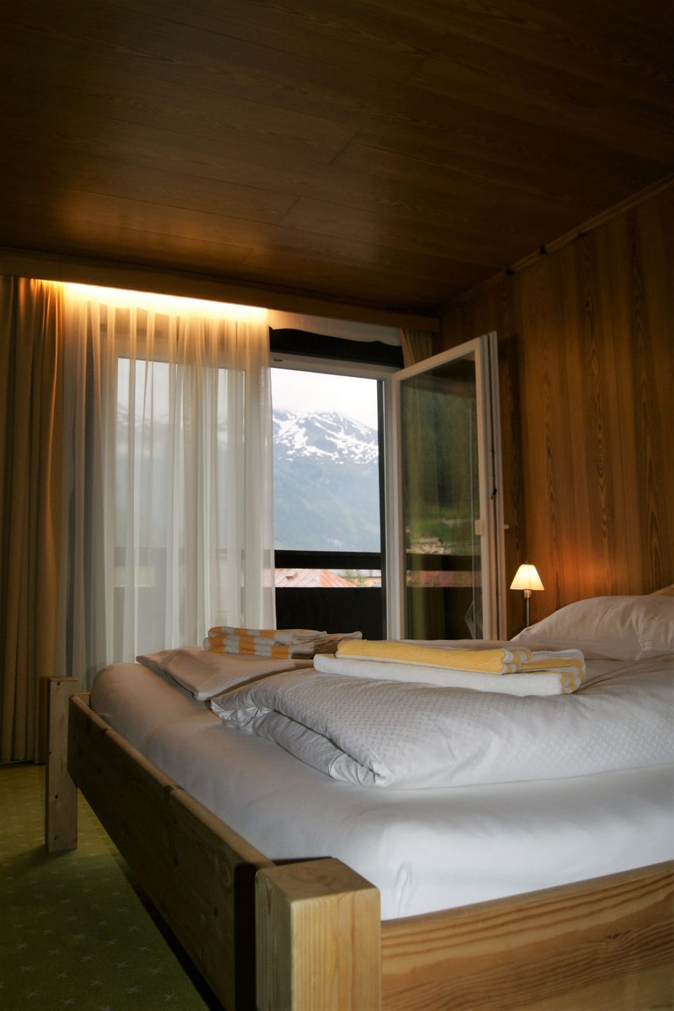 Hypo-allergenic bedding, in-room safe, desk, free WiFi