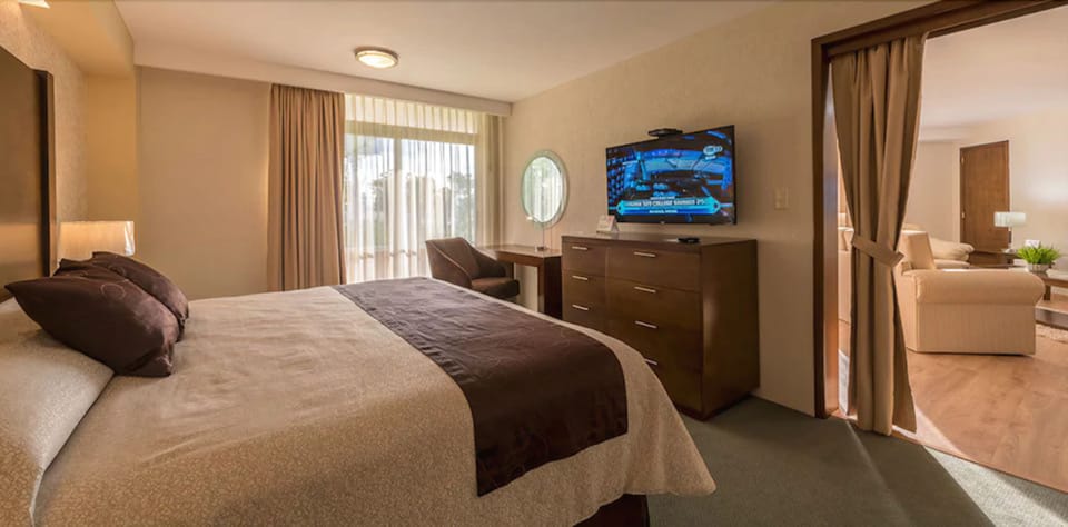 Master Suite | 1 bedroom, Egyptian cotton sheets, premium bedding, down comforters