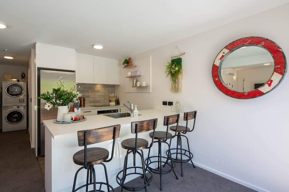 Sleek Breakfast Bar with Seating
Enjoy casual meals or your morning coffee at the stylish breakfast bar with seating. It’s the perfect spot to start your day before heading out to explore Queenstown.