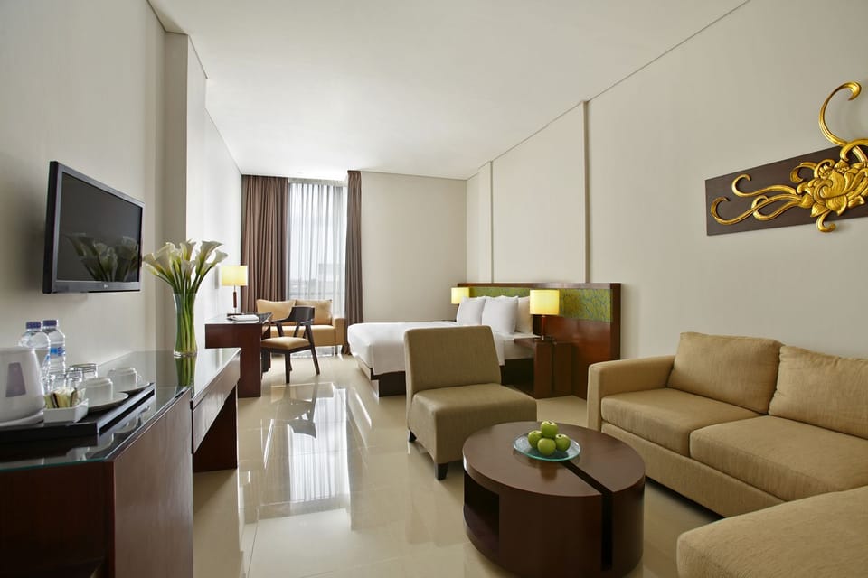 Executive Room, 1 Queen Bed | In-room safe, desk, free WiFi