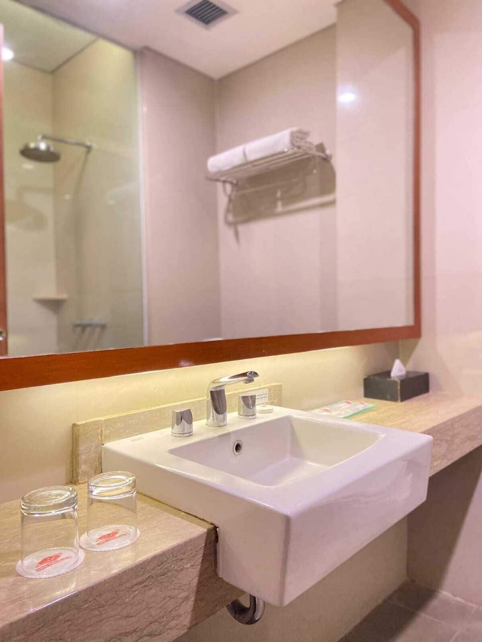 Superior Twin Room, Balcony | Bathroom | Bathrobes, slippers, bidet, towels