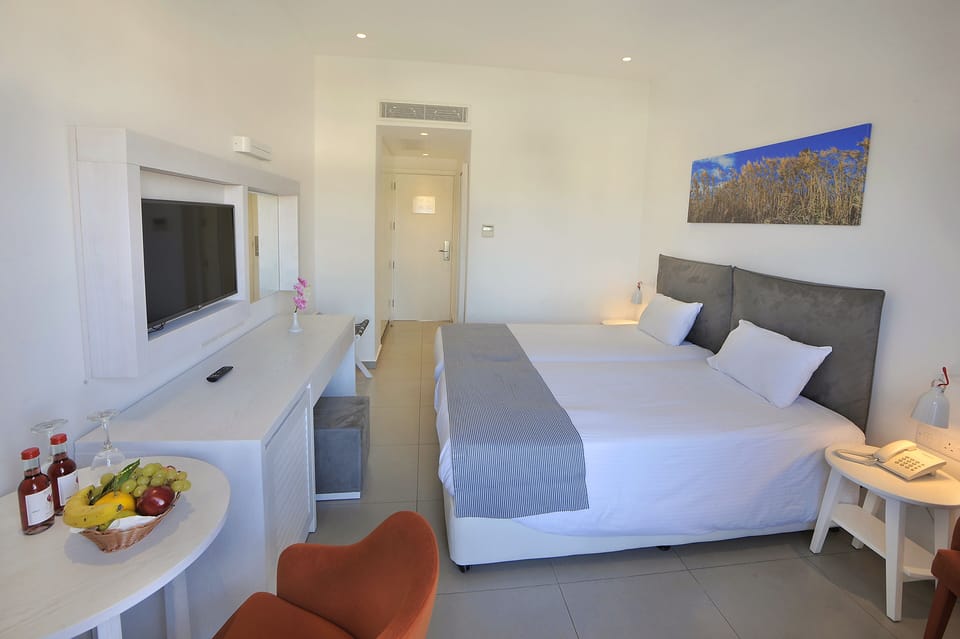 In-room safe, WiFi (free), bed sheets