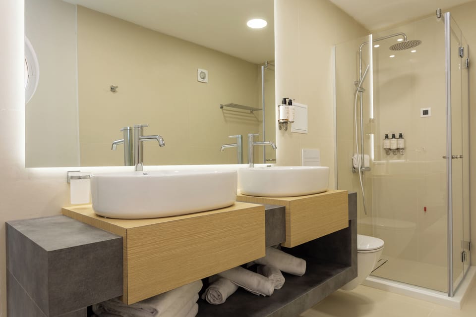 Penthouse, Sea View | Bathroom | Shower, free toiletries, hair dryer, towels