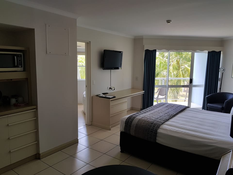 Executive Room, Non Smoking, Balcony | Iron/ironing board, free WiFi, bed sheets