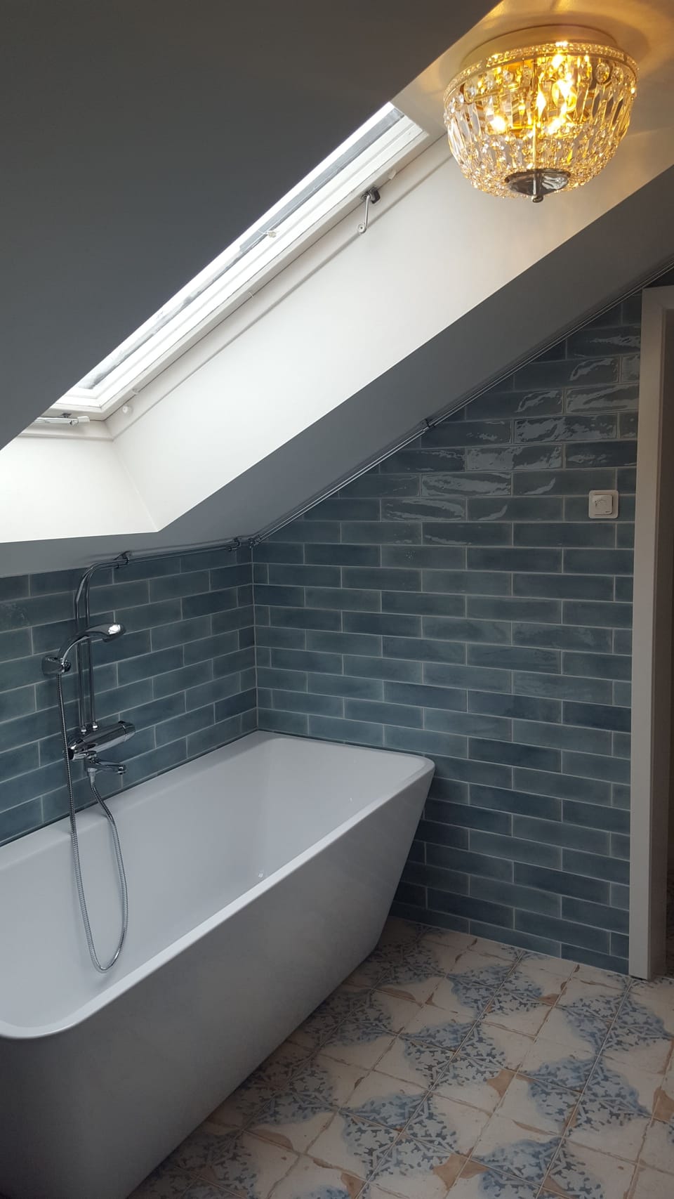 Junior Double Room, 1 Bedroom, Bathtub | Soundproofing, WiFi (free), individually decorated, bed sheets