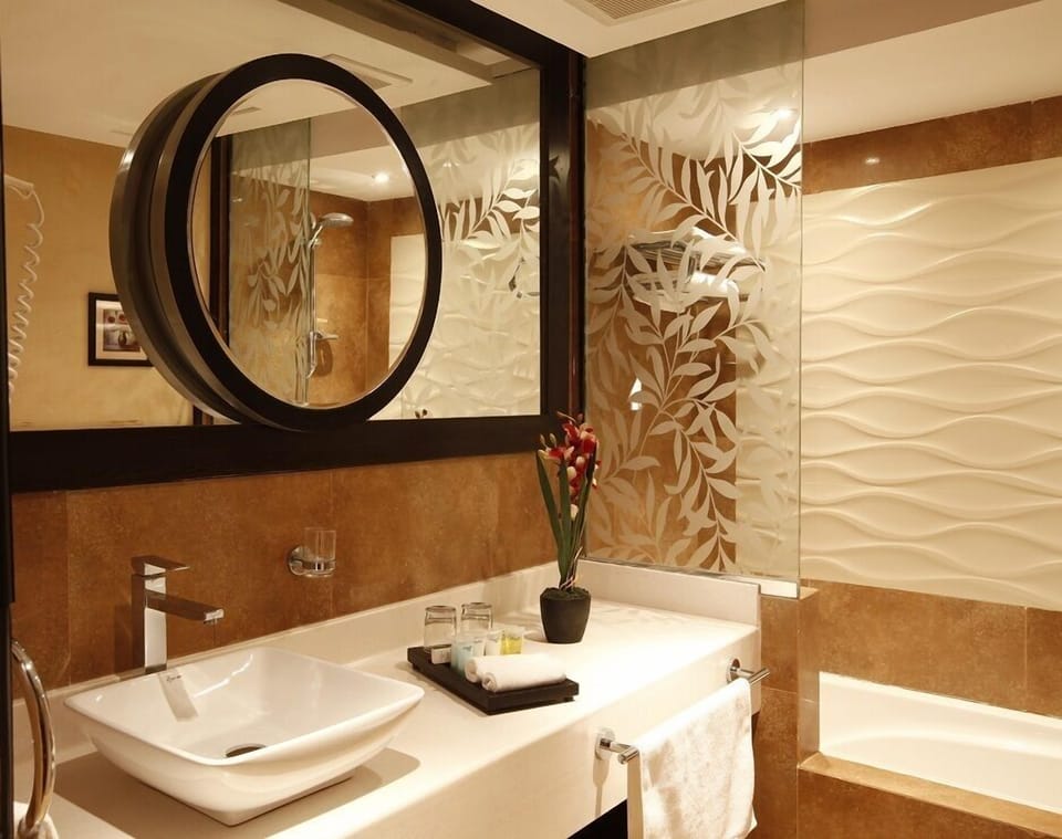 Deep soaking tub, free toiletries, slippers, bidet