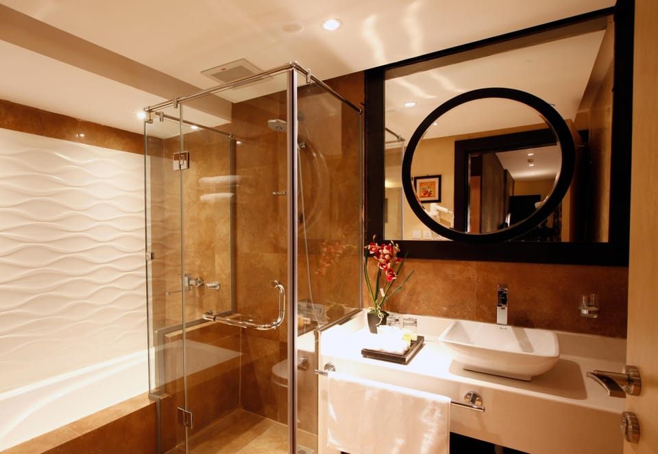 Deep soaking tub, free toiletries, slippers, bidet