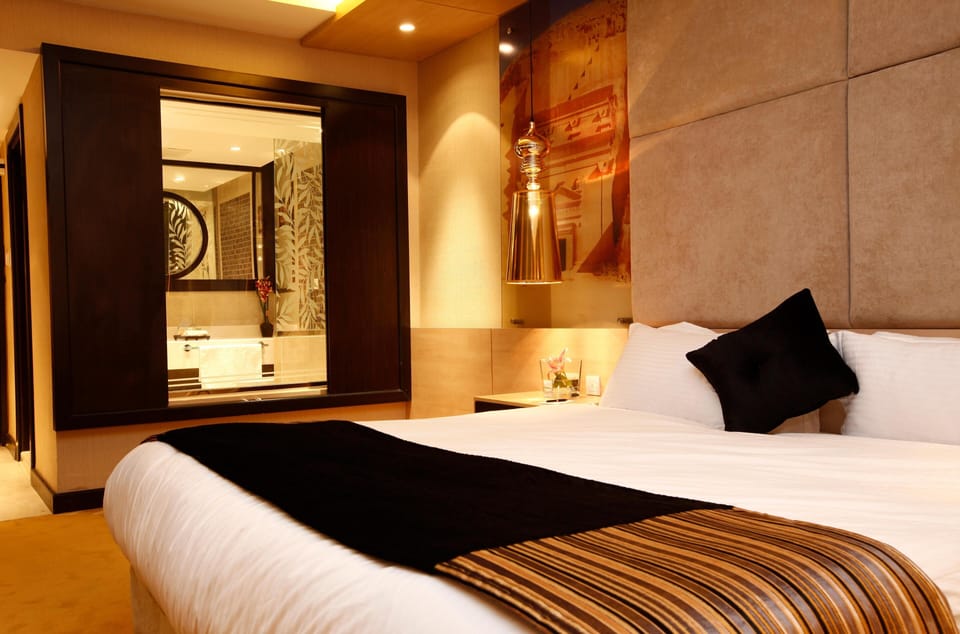 Egyptian cotton sheets, in-room safe, desk, blackout drapes