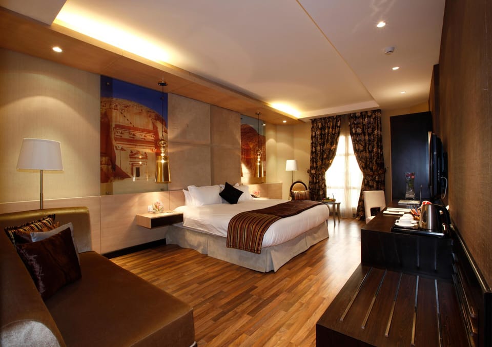 Egyptian cotton sheets, in-room safe, desk, blackout drapes