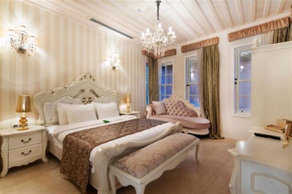 Junior Suite (Junior Deluxe Room) | Premium bedding, minibar, in-room safe, desk
