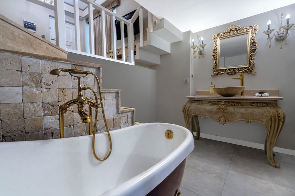 Deluxe Suite | Bathroom | Hair dryer, bathrobes, slippers, towels